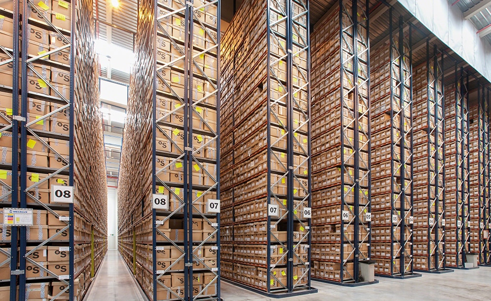 Die Regalanlage ist 11,5 m hoch und verfügt über 15 Ebenen mit einer Kapazität für jeweils 36 Kisten mit Dokumenten