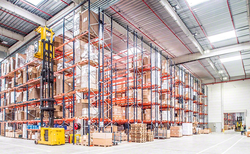 Palettenregale mit Pickingebenen vereinfachen das just-in-time Verfahren beim führenden französischen Lampenhersteller Palettenregale mit Pickingebenen vereinfachen das just-in-time Verfahren beim führenden französischen Lampenhersteller