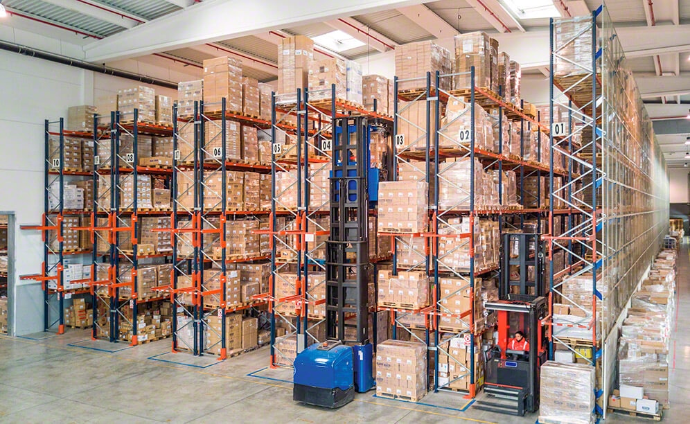 Effiziente Aufteilung im 18.000 m² großen Logistikzentrum von Dentaid in Barcelona Effiziente Aufteilung im 18.000 m² großen Logistikzentrum von Dentaid in Barcelona