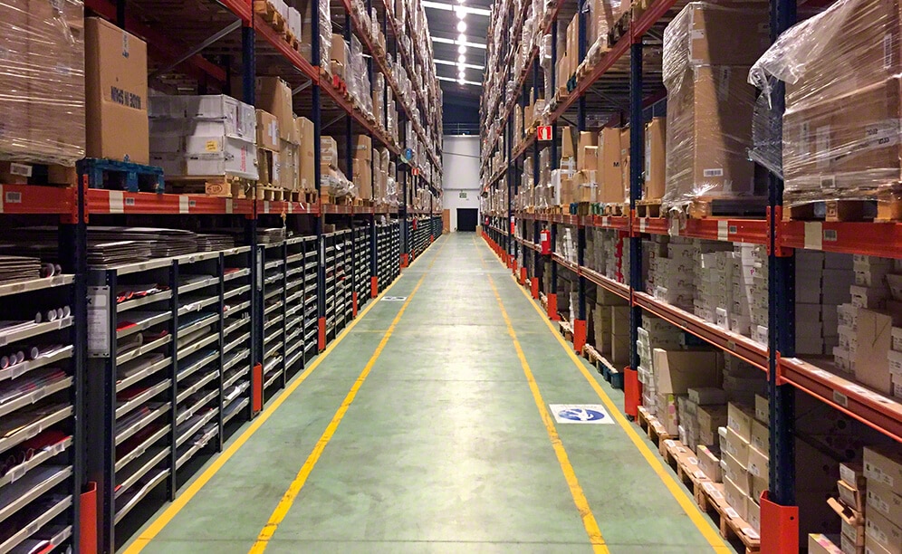 Mecalux hat das Lager der Logistikfirma Eralogistics mit herkömmlichen Palettenregalanlagen und Regalanlagen mit Laufgängen auf drei Ebenen ausgestattet, in denen die Bestellungen aus dem Onlineverkauf zusammengestellt werden