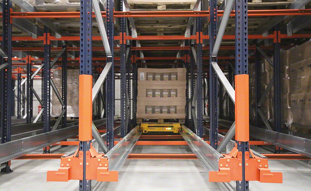 Das Kompaktsystem Pallet Shuttle von Firat Food bietet eine Lagerkapazität von über 1500 Paletten, die sich auf 128 Kanäle mit 10 m Tiefe verteilen