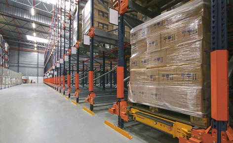 Der französische Lebensmittel- und Getränkegroßhändler Firat Food kombiniert verschiedene Lager- und Transportlösungen, um seinen Umsatz und seine Pickingrate zu erhöhen Der französische Lebensmittel- und Getränkegroßhändler Firat Food kombiniert verschiedene Lager- und Transportlösungen, um seinen Umsatz und seine Pickingrate zu erhöhen