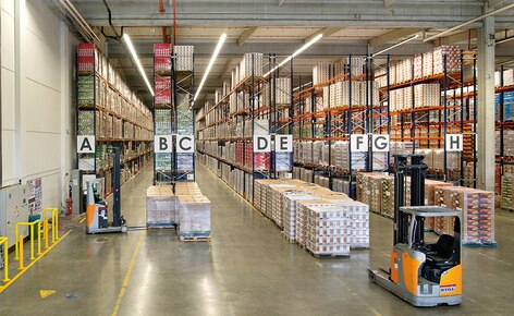 Das Logistikunternehmen JAS-FBG stattet sein neues 10.000 m² großes Distributionszentrum in Warszowice (Polen) mit Systemen für den direkten Palettenzugang aus Das Logistikunternehmen JAS-FBG stattet sein neues 10.000 m² großes Distributionszentrum in Warszowice (Polen) mit Systemen für den direkten Palettenzugang aus