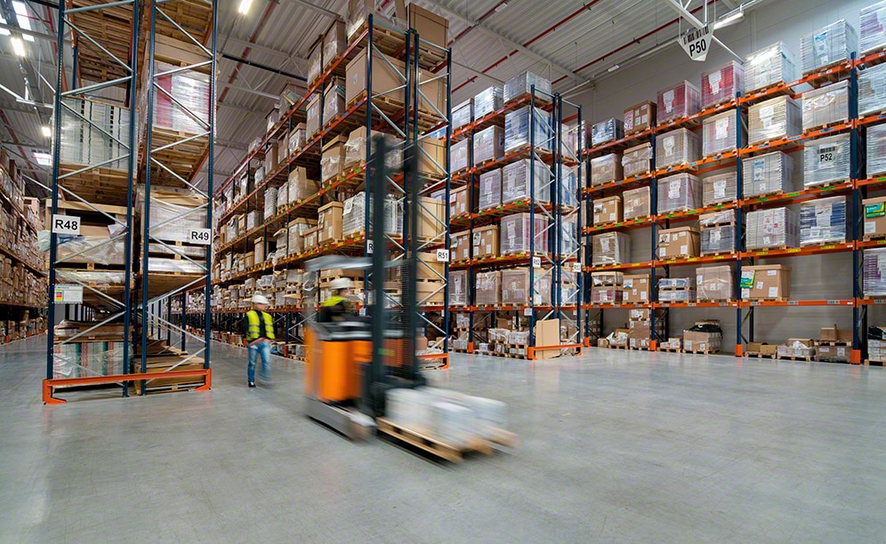 Zwei Lager mit Palettenregalen, die sich an die Produktvielfalt des polnischen Logistikbetreibers KMC-Services anpassen