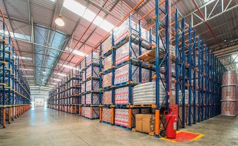 Drei Lagersysteme klassifizieren die Ware des Molkereiproduzenten Bela Vista, in seinem Distributionszentrum in Minas Gerais (Brasilien), nach Umsatz