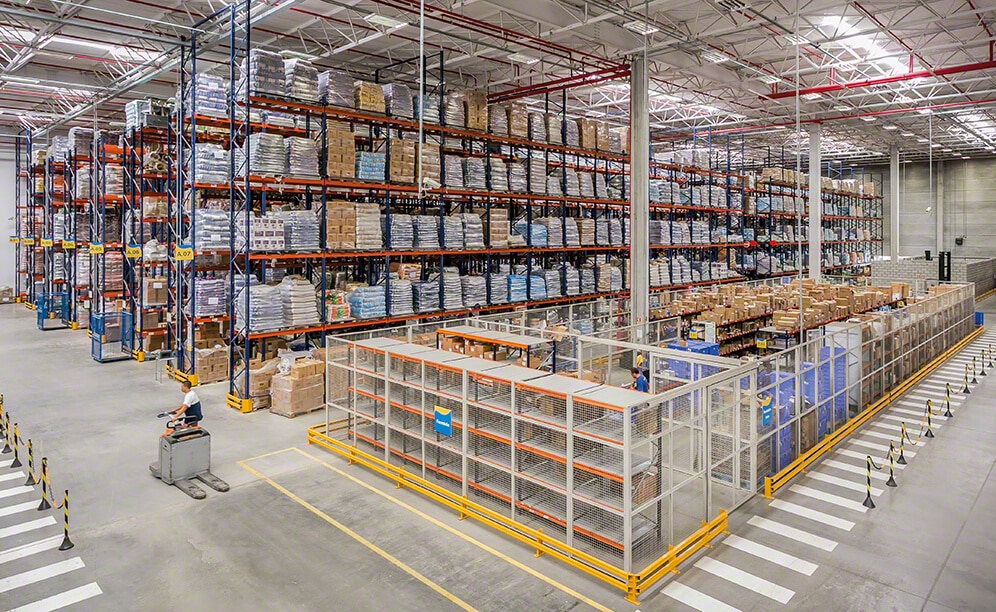 Ein Distributionszentrum, das darauf ausgerichtet ist, den Kommissioniervorgang zu beschleunigen Ein Distributionszentrum, das darauf ausgerichtet ist, den Kommissioniervorgang zu beschleunigen