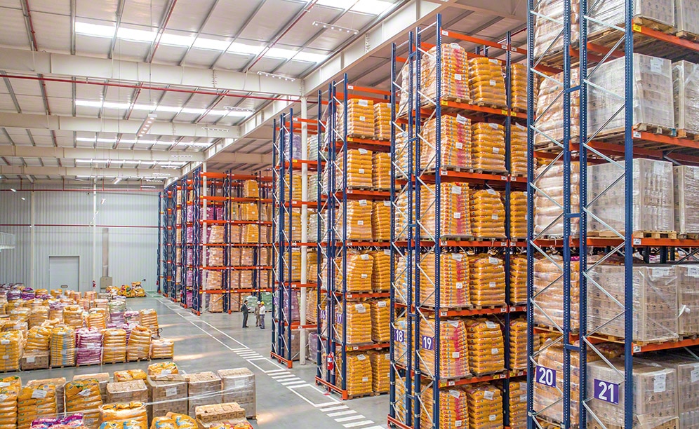 Zwei Lager mit großer Lagerkapazität für die Logistikfirma Qbox Zwei Lager mit großer Lagerkapazität für die Logistikfirma Qbox