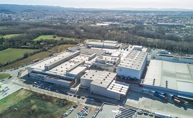 Nestlé 'beschleunigt' seine Dolce Gusto Fabrik mit einem automatischen Lagertransportsystem Nestlé 'beschleunigt' seine Dolce Gusto Fabrik mit einem automatischen Lagertransportsystem