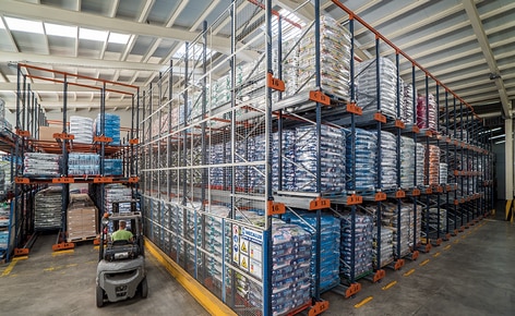 Das Kompaktsystem Pallet Shuttle optimiert den Produktumsatz für einen Hersteller von Tiertrockenfutter Das Kompaktsystem Pallet Shuttle optimiert den Produktumsatz für einen Hersteller von Tiertrockenfutter
