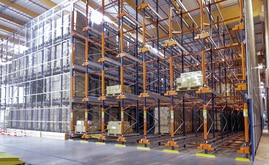 Stellte Mecalux sechs 10 m hohe Kompaktregalblocks mit einer Lagerkapazität von über 3.700 Paletten