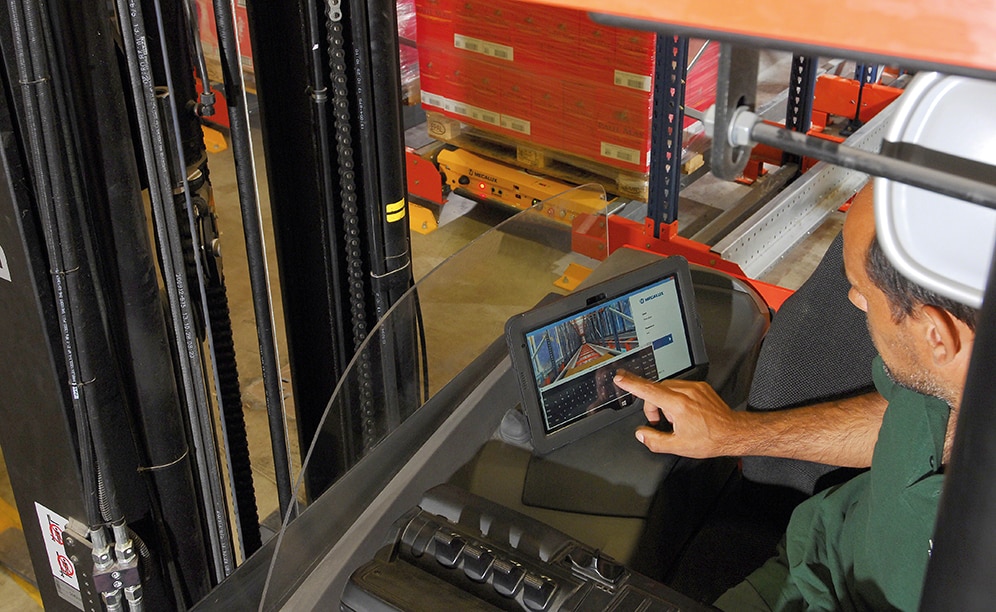 Shuttle movements within the racks are performed automatically, following the instructions the operator sends it via a Wi-Fi connected tablet
