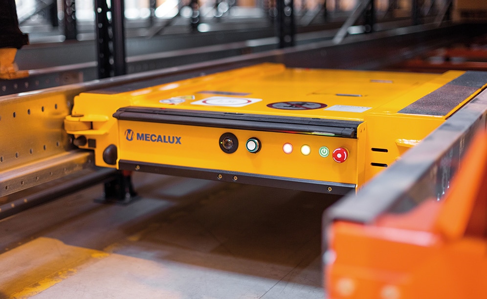 Gémo hat Mecalux mit der Lieferung und Installation eines Regalsystems mit Pallet-Shuttle-Wagen