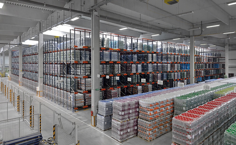 Das Logistikzentrum von Santa-Trans kann 11.115 Paletten mit einem Maximalgewicht von jeweils 856 kg lagern