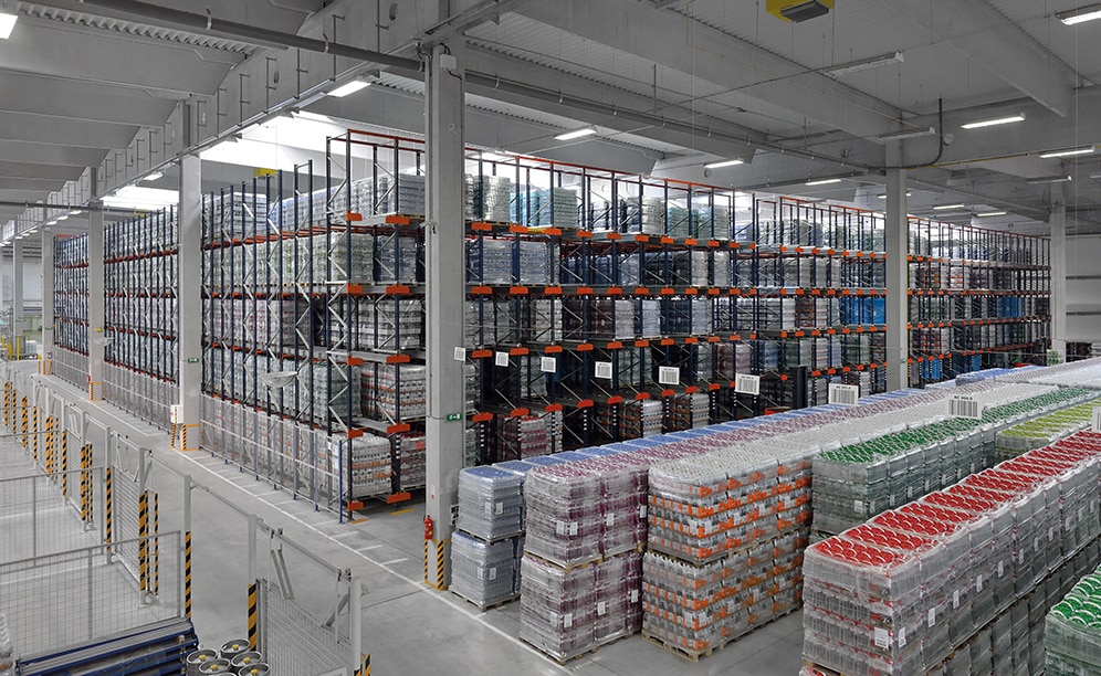 Santa-Trans, ein Unternehmen für Getränkelogistik, steigert seine Lagerkapazität durch die Ausstattung des Lagers mit einer Lagerregaltiefe von 50m, in Kombination mit dem Pallet-Shuttle System Santa-Trans, ein Unternehmen für Getränkelogistik, steigert seine Lagerkapazität durch die Ausstattung des Lagers mit einer Lagerregaltiefe von 50m, in Kombination mit dem Pallet-Shuttle System