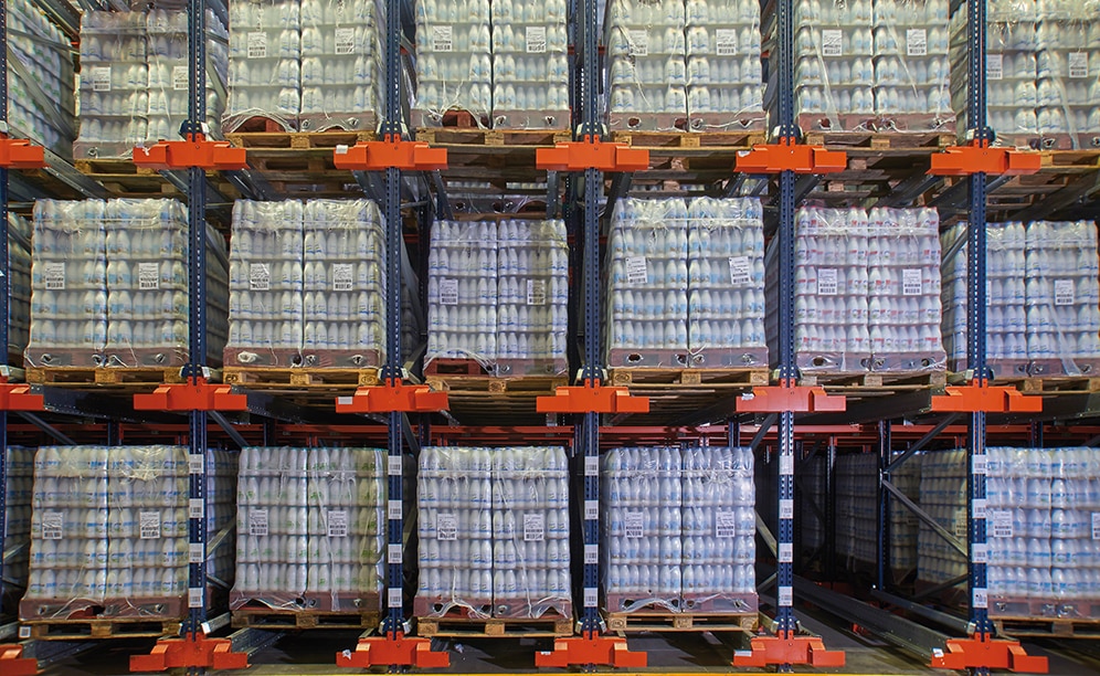 A semi-automated high-density system was set up, served by nine Pallet Shuttles that transport pallets inside the storage channels