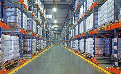 Der Milchproduzent SLVA verwaltet Handhabung und Lagerung von mehr als 7400 Paletten mit neun Pallet- Shuttles, in bis zu 20m tiefen Kanälen Der Milchproduzent SLVA verwaltet Handhabung und Lagerung von mehr als 7400 Paletten mit neun Pallet- Shuttles, in bis zu 20m tiefen Kanälen