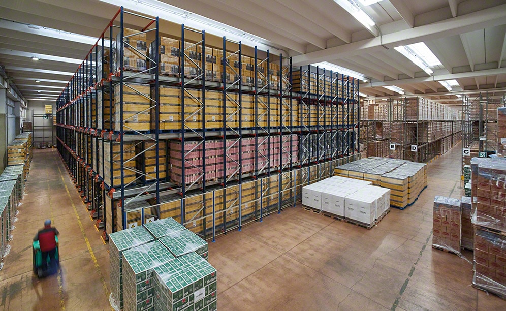 Die Logistikfirma Logistic Net erhöht die Kapazität ihres Lagers. Die Logistikfirma Logistic Net erhöht die Kapazität ihres Lagers.