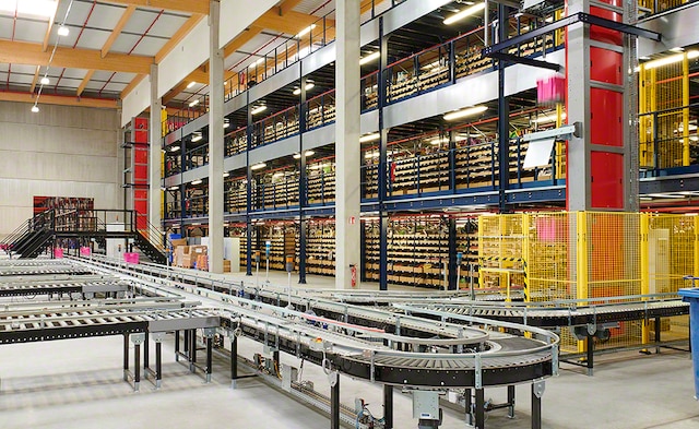 Die Regale sind vollständig an die Anforderungen von Deguisetoi.fr angepasst