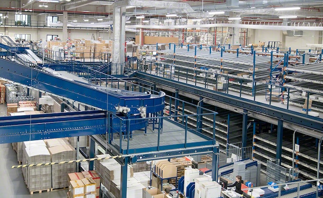 Regale mit Laufgängen auf drei Ebenen von Eobuwie