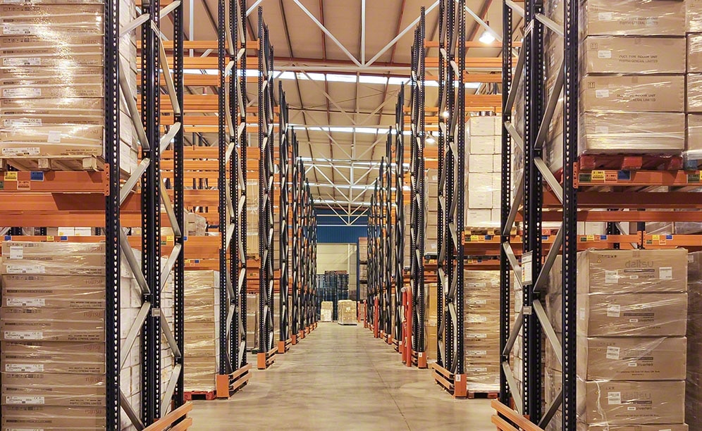 Palettenregale und halbautomatisches Pallet Shuttle im Lager von Eurofred