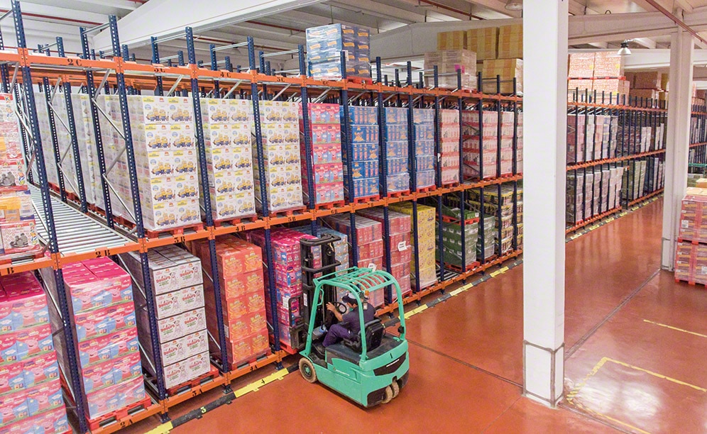 Mecalux hat das Vertriebszentrum von Tosfrit mit schwerkraftgesteuerten Durchlaufregalen ausgestattet, die eine Lagerkapazität von 1350 Paletten bieten