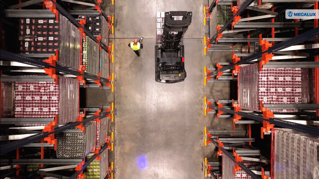 Mecalux optimiert die Lagerung von Getränken bei Coca-Cola HBC mit der Pallet-Shuttle-Technologie