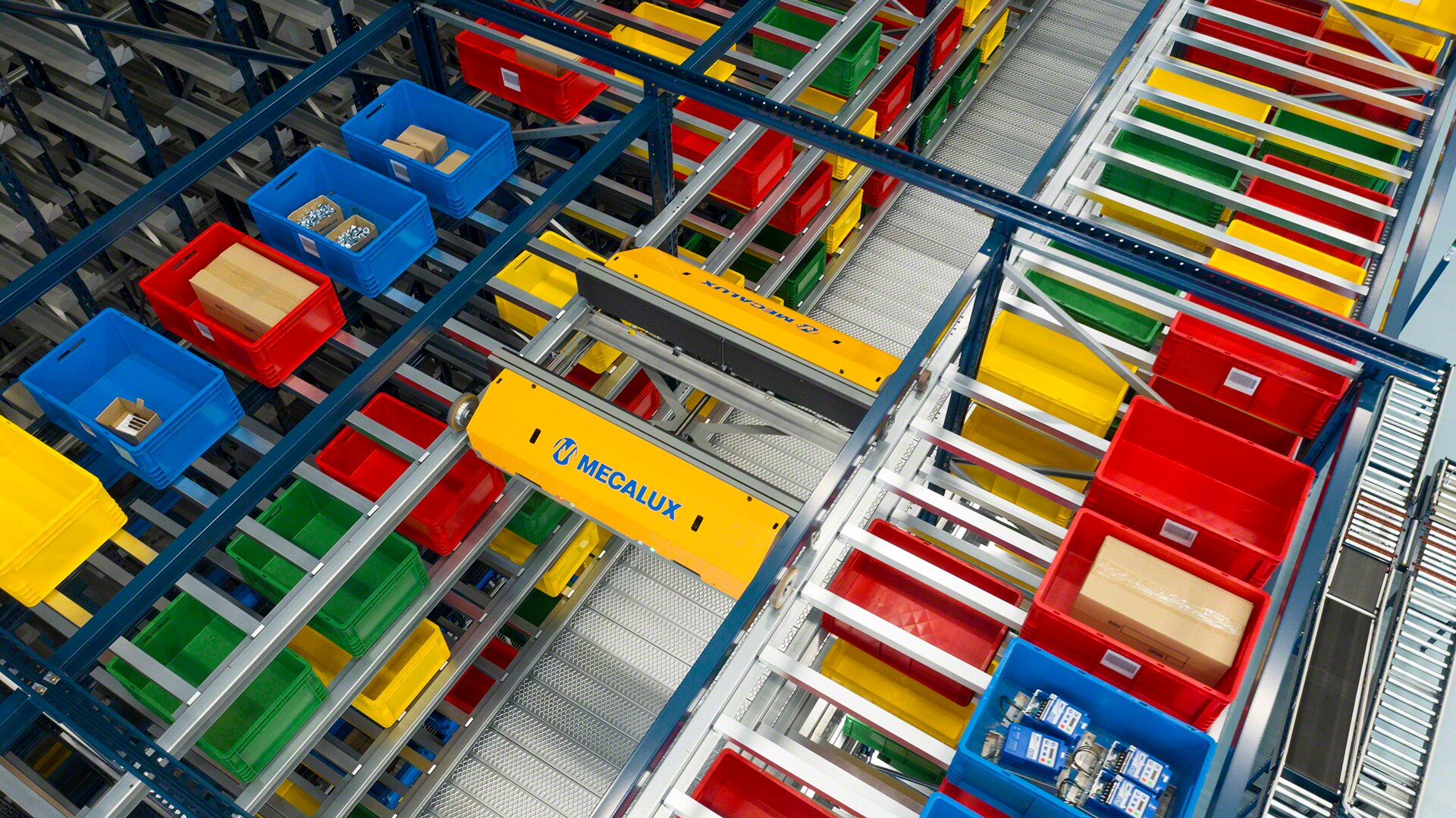 Ein Shuttle platziert und entnimmt die Behälter automatisch an ihren Lagerplätzen
