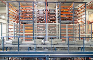 Ein Shuttle platziert und entnimmt die Behälter automatisch an ihren Lagerplätzen