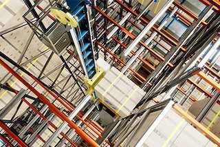 Bei Bedarf befördert das Shuttle die Palette auf eine höhere Ebene