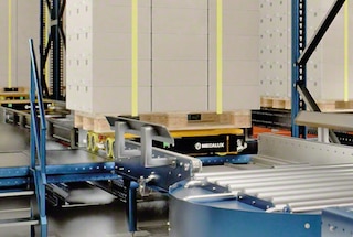 Ein 3D Shuttle nimmt die Palette auf und beginnt mit seiner Wegstrecke