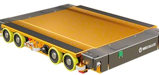 Auf der Hubplattform lässt sich die Palette im Inneren der Kanäle befördern.