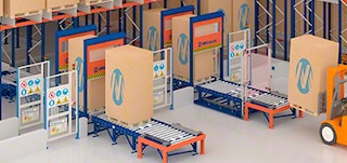 Die Sicherheitsabsperrungen begrenzen den Arbeitsbereich des 3D Pallet Shuttles