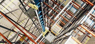 Die Lifte befördern die Shuttles zwischen den Ebenen