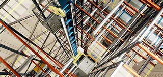 Die Lifte befördern die Shuttles zwischen den Ebenen