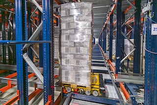 Das 4-Way Pallet Shuttle erreicht den zugewiesenen Stellplatz, um die Palette abzusetzen