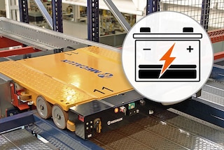 Zum Aufladen der Batterie begibt sich das 4-Way Shuttle zu einer der Aufladestationen