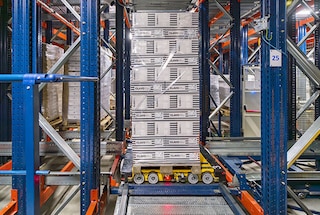 Das multidirektionale Shuttle bewegt sich innerhalb des Regals