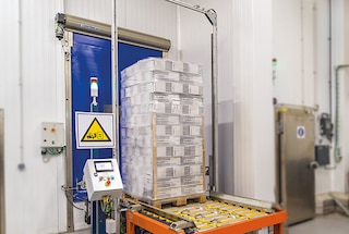 Eine Palette gelangt über das Fördersystem zum Regalblock