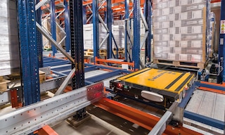 Das multidirektionale Shuttle mit Elektromotor ist mit 12 Laufrädern und 10 Führungsrollen ausgestattet, die eine reibungslose und wendige Funktionsweise gewährleisten