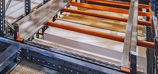 Auf den Schienen können sich die 4-Way Shuttles durch die Gänge und Kanäle bewegen