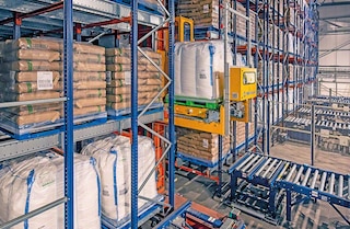 Das Automatische Pallet Shuttle bietet folgende Vorteile: Steigerung der Produktivität und der Lagerkapazität Das Automatische Pallet Shuttle bietet folgende Vorteile: Steigerung der Produktivität und der Lagerkapazität