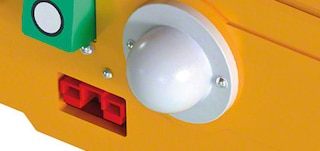 Die Antenne des Paletten-Shuttlefahrzeugs empfängt die vom LVS generierten Aufträge