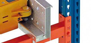 Die Schienen befinden sich im Inneren der Lagerkanäle des Automatisches Paletten-Shuttle-Systems Die Schienen befinden sich im Inneren der Lagerkanäle des Automatisches Paletten-Shuttle-Systems