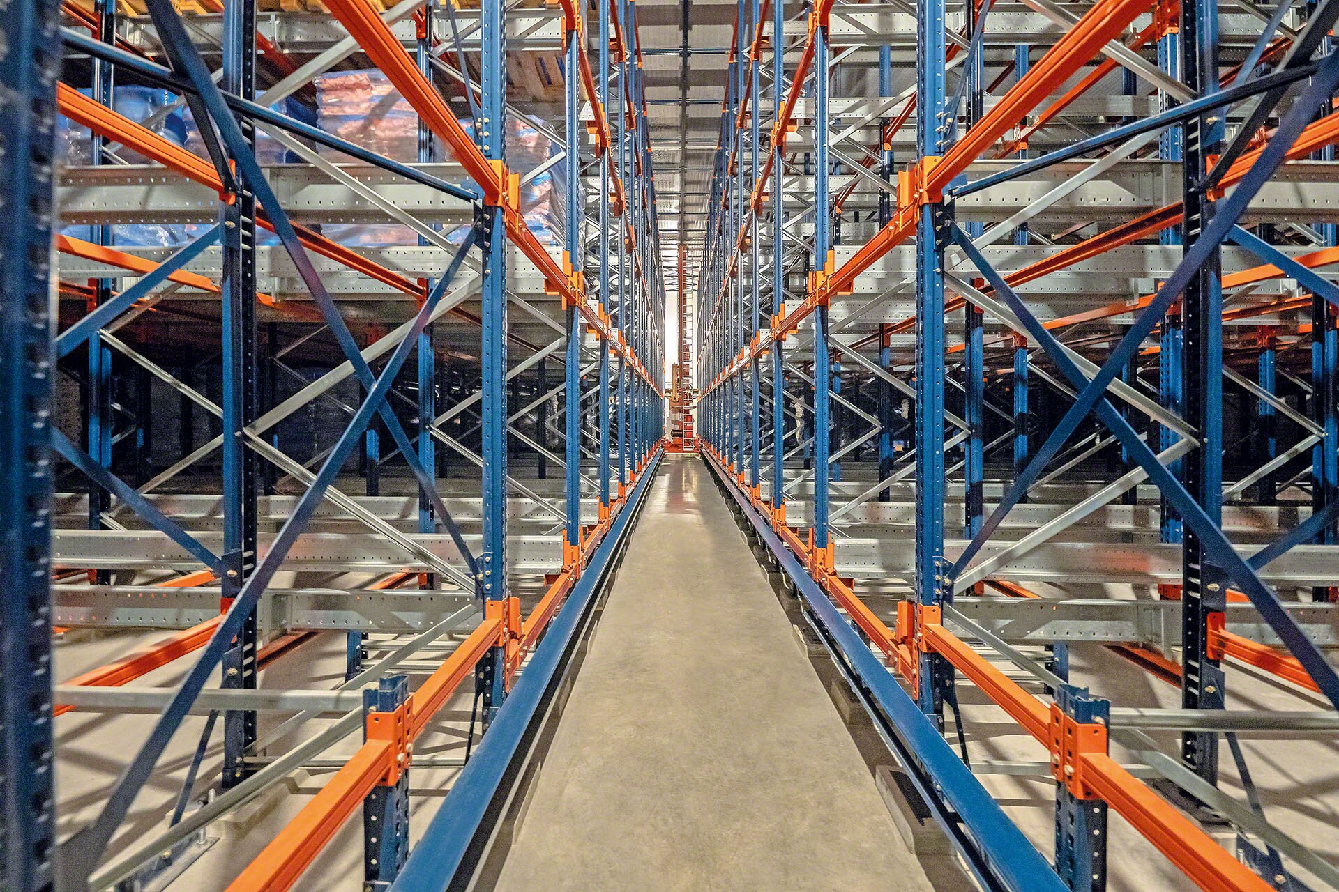 Das automatisierte Pallet Shuttle sorgt für maximale Effizienz in Kompaktlagersystemen