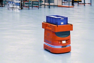 Autonome mobile Roboter werden zur Versorgung der Produktionslinien eingesetzt