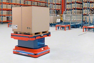 Die mobilen Roboter bewegen sich auf der Grundlage virtueller Karten autonom im Lager