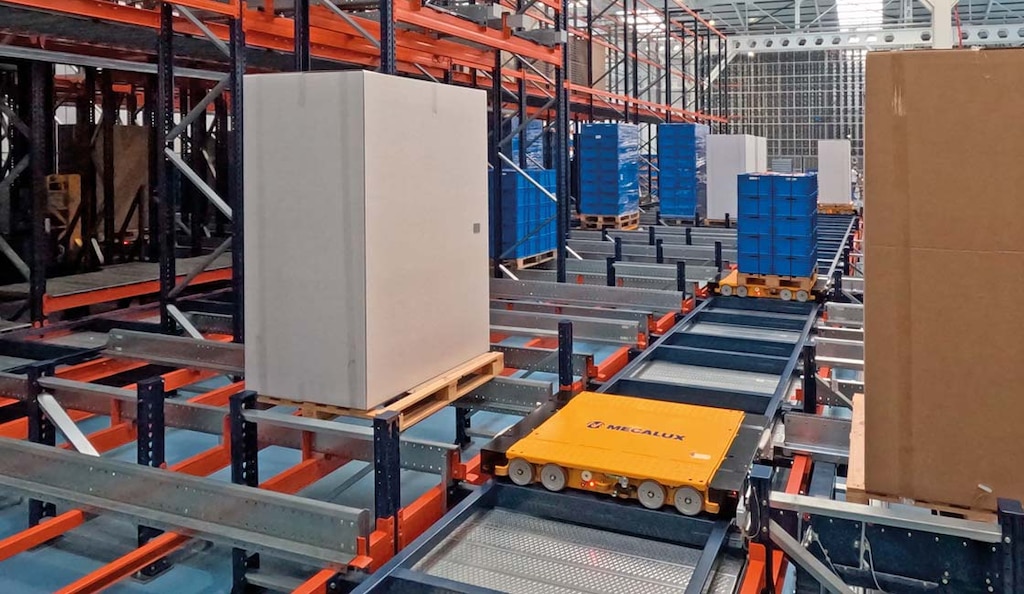 Die Shuttles fahren in gerader Linie durch den Lagerkanal