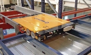 Der 4-Way-Shuttle bewegt Paletten automatisch in alle vier Richtungen des Lagers