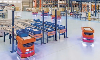 AMR oder autonome mobile Roboter können sich ohne Aufsicht im Lager bewegen