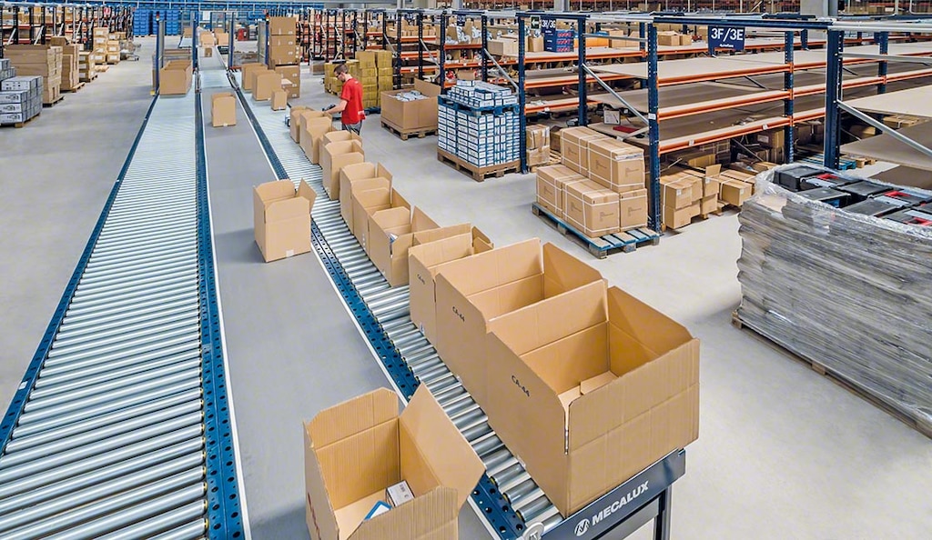 Behälterfördersysteme rationalisieren den Warenumschlag und die Auftragszusammenstellung.